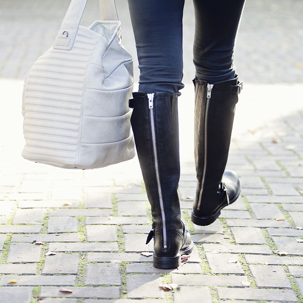 Streetstyle look black boots skinny trousers fall 2014