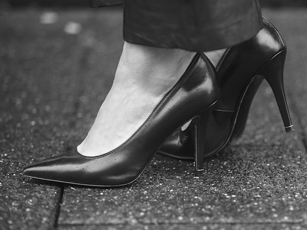 streetstyle BlogForshops for Linja shoes, black pointed heels pump timeless iconic 