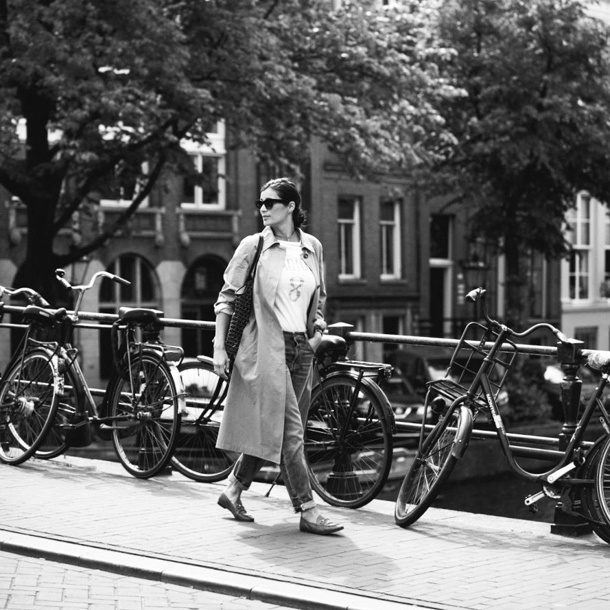 Styling Stories Amsterdam streestyle wearing MaxMara trenchcoat, J'adior T-Shirt, Current eliott denim, Gucci Jordaan loafers
